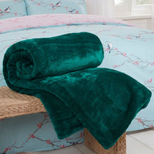 Load image into Gallery viewer, Faux Fur Green Throw 125 x 150cm
